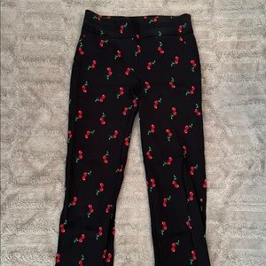 New York & Co Crop Skinny Pant 
Size XS Stretch - Cherry Print Red/Black